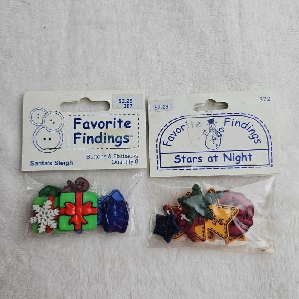 Lot Of 2 BLUMENTHAL LANSING BUTTONS FAVORITE FINDINGS #372 #367 CHRISTMAS BUTTON